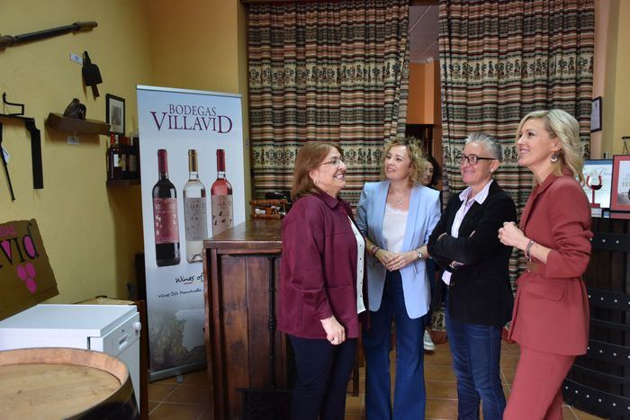 Visita a bodegas Villavid de Villarta para felicitar a la premiada de este año, Amada Aurora.