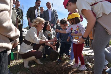 Niños del colegio ‘Fuente Vieja’ de Mira participan en una plantación simbólica de árboles para recuperar el entorno natural de su pueblo
