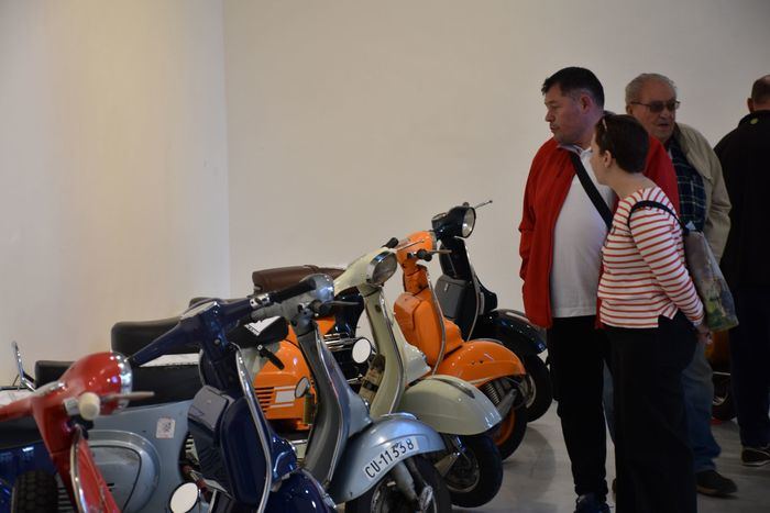 La Sala Iberia acoge una exposición de Vespas y Lambrettas por el décimo aniversario del Club Vespa Cuenca