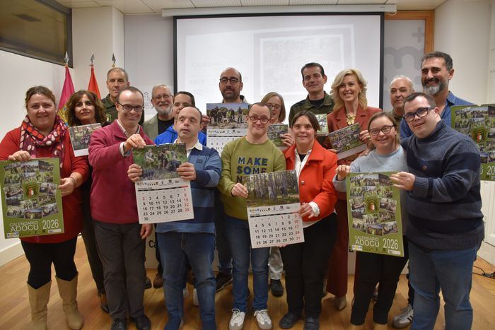 ADOCU presenta su calendario solidario 2026 junto a los Agentes Medioambientales en el 25º aniversario del cuerpo