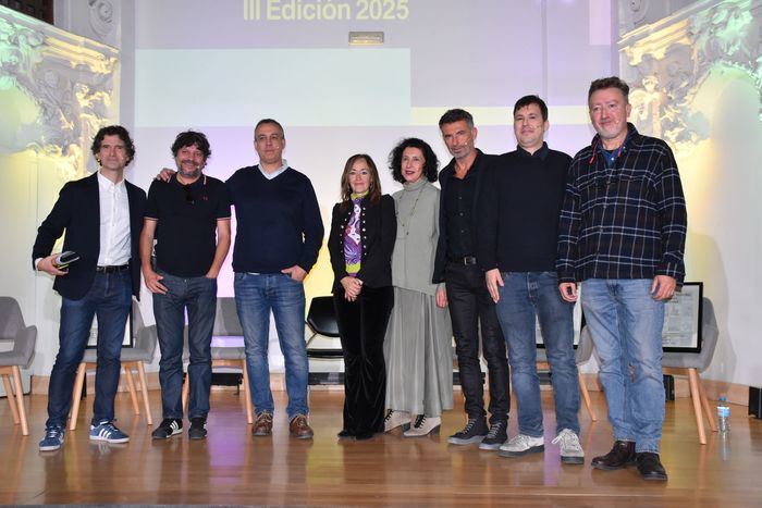 Asistentes y premiados posan durante la gala de los Premios Cruz Novillo de Cinemanía en la Escuela de Artes Cruz Novillo de Cuenca, donde se entregaron los galardones a los mejores carteles nacionales, internacionales y de festival del año.