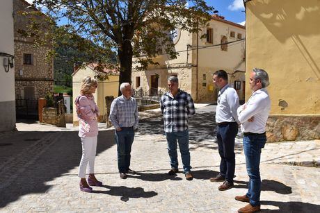 La delegada de la Junta destaca en Salvacañete el potencial del mundo rural con apoyo institucional