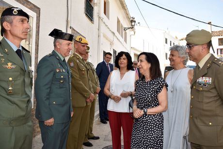 La ministra de Defensa asiste al homenaje en Mira a los militares que auxiliaron al pueblo durante la riada