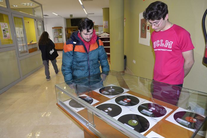 Una exposición de la Biblioteca General de la UCLM en el Campus de Ciudad Real muestra materiales e imágenes de los años 50 y 60 de la radio