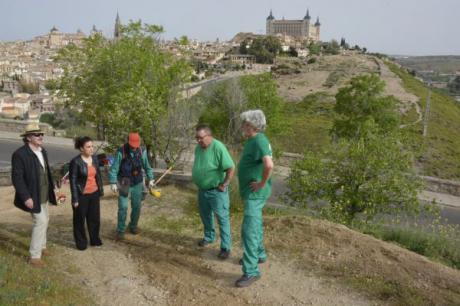 El Ayuntamiento de Toledo acondiciona el itinerario procesional de la Virgen del Valle con los trabajadores del programa ‘Garantía +55’