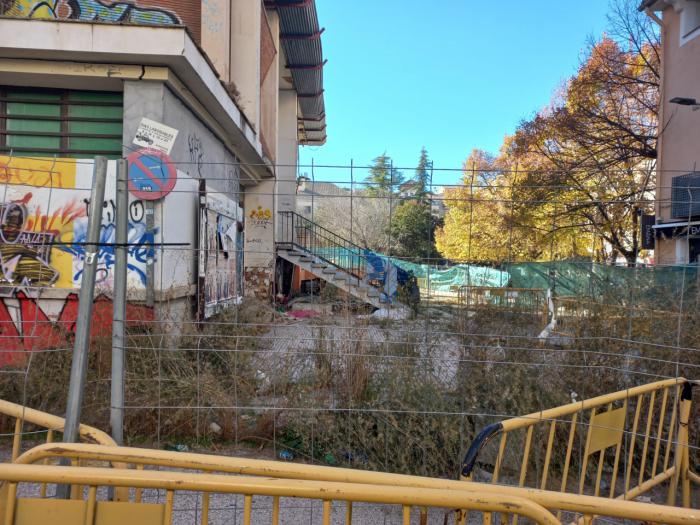 El Mercado municipal y el edificio de los sindicatos muestran un estado de abandono que preocupa a los grupos políticos y vecinos del centro de Cuenca.