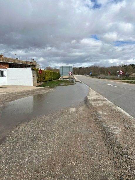 El alcalde de El Picazo exige el arreglo “urgente” de la entrada desde la N-310 por el peligro de los socavones