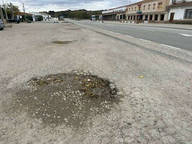 El alcalde de El Picazo exige el arreglo “urgente” de la entrada desde la N-310 por el peligro de los socavones
