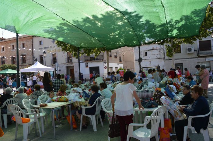 Más de 250 personas se dan cita en Mota del Cuervo en el XII Encuentro de Encajeras de Bolillos