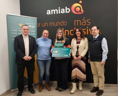 La Fundación Globalcaja entrega su cheque solidario al Club Deportivo Inclusivo amiab Cuenca
