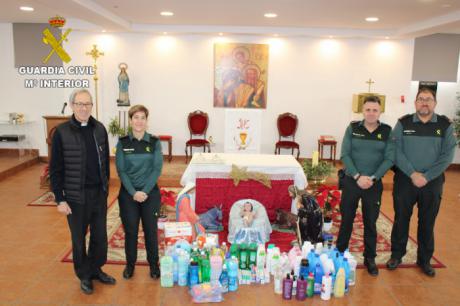La Guardia Civil dona productos de higiene y limpieza a la Iglesia de San José Obrero