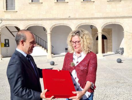 Bellido entrega un ejemplar conmemorativo del Estatuto de Autonomía en Alarcón, escenario de la asamblea que aprobó el proyecto en 1981