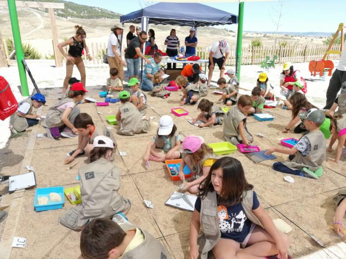 El programa Museos Ampáticos concluye con un taller de excavación en Los Palancares