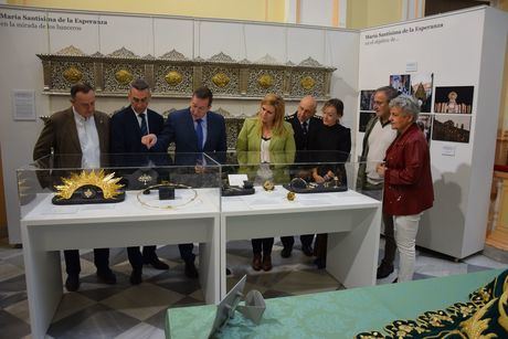 Mantos, joyas y documentos históricos recorren los 75 años de la Virgen de la Esperanza