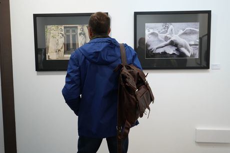 La fotógrafa Merche Romero elimina los tabús sociales de la muerte y los cementerios en la exposición “Necrópolis Mundi”