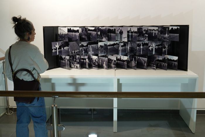 La fotógrafa Merche Romero elimina los tabús sociales de la muerte y los cementerios en la exposición “Necrópolis Mundi”