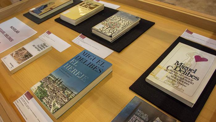 La UCLM conmemora el centenario de Delibes con una muestra bibliográfica en el Campus de Toledo