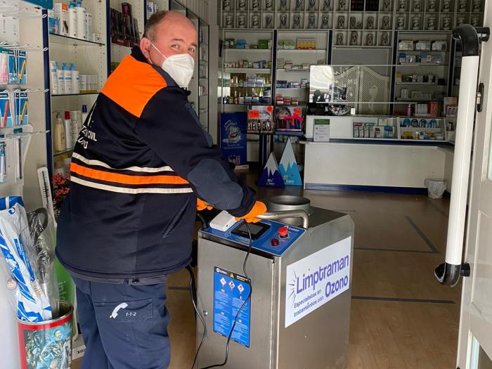 Bomberos y Protección Civil desinfectan las 28 farmacias de la capital