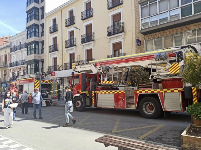 Un incendio obliga a desalojar un bloque de viviendas en el centro de la capital