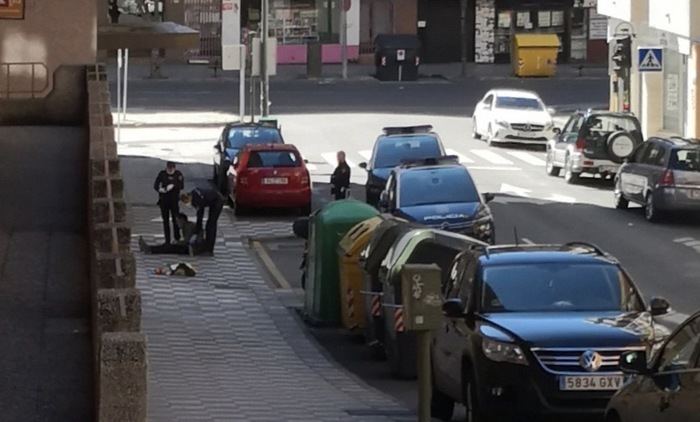 Identificado un hombre que portaba una arma simulada en pleno centro