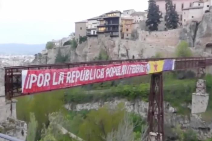 El puente de San Pablo amanece con una pancarta republicana
