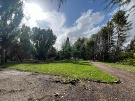 Adjudicadas las nuevas áreas infantiles y caninas en varios parques de la capital