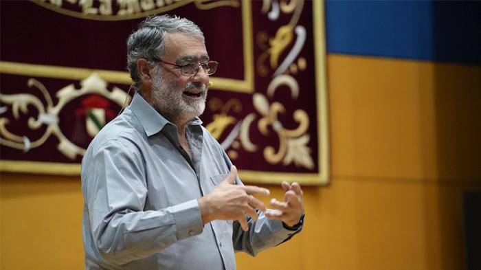 Joan Fontcuberta reflexiona en el campus conquense sobre la inteligencia artificial y la creatividad en la fotografía