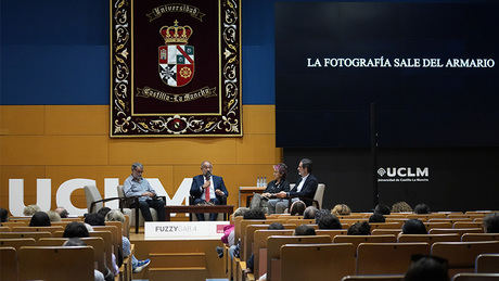 Joan Fontcuberta reflexiona en el campus conquense sobre la inteligencia artificial y la creatividad en la fotografía