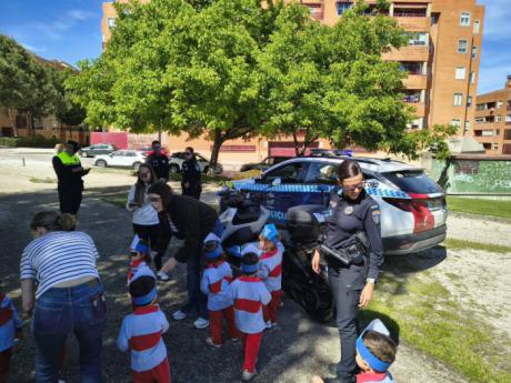 Pequeños agentes por un día en una actividad educativa de la Policía Local de Cuenca