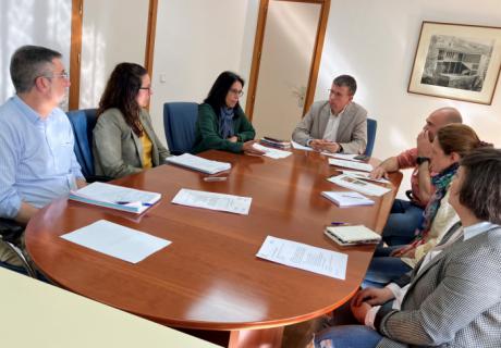 El delegado de Educación se reúne con el AMPA y el Consejo Escolar del colegio ‘Adolfo Martínez Chicano’ de Las Pedroñeras