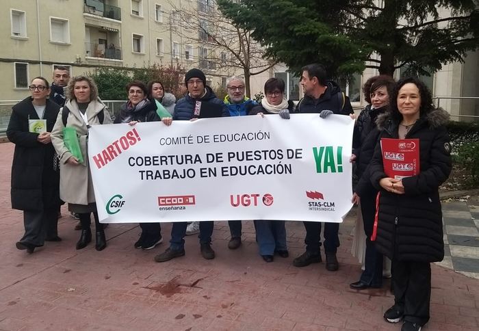 Trabajadores del personal laboral de Educación en Cuenca durante la concentración frente a la sede provincial.
