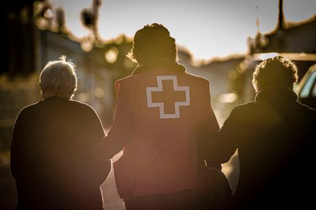 Cruz Roja atendió a más de 2.200 personas mayores víctimas de maltrato en 2024, la mayoría mujeres