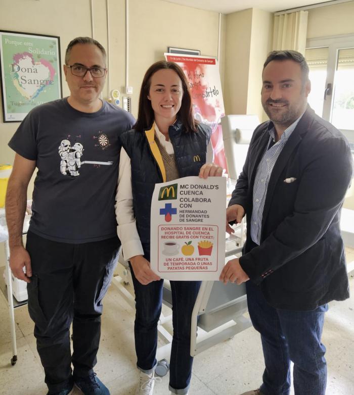 En la foto, Ismael Parro (gerente del restaurante), María de la Puerta (franquiciada), Samuel López (presidente de la Hermandad), el día de la presentación de la colaboración en el Hospital Virgen de la Luz.