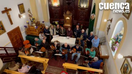 La ermita de San Isidro acoge el tradicional canto de 'Los Mayos' con Pulso y Púa en la víspera del patrón