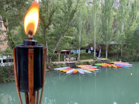 El Club Piragüismo Cuenca celebra la mágica Noche de San Juan en el río Júcar