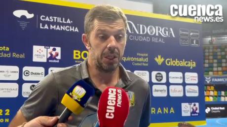 Santiago Urdiales destaca la valentía y la resiliencia de su equipo tras la victoria del BM Caserío sobre Balonmano Cuenca