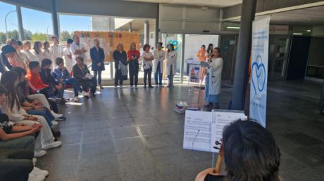 Lecturas compartidas en el vestíbulo del “Virgen de la Luz” para celebrar el Día del Libro