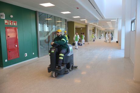 Comienzan las tareas de limpieza de los más de 74.000 metros cuadrados del nuevo Hospital Universitario