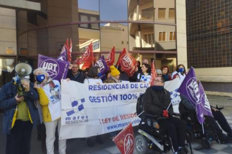 Los trabajadores del Centro de Personas con Discapacidad Física de Cuenca se concentran para protestar por su situación laboral