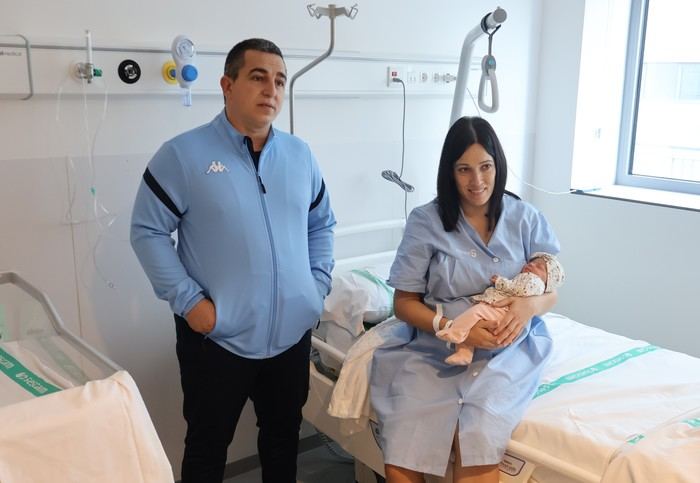 Irene Romeral Torrijos, la última bebé nacida en el Hospital Virgen de la Luz, marcando el cierre de una etapa histórica en la sanidad conquense.