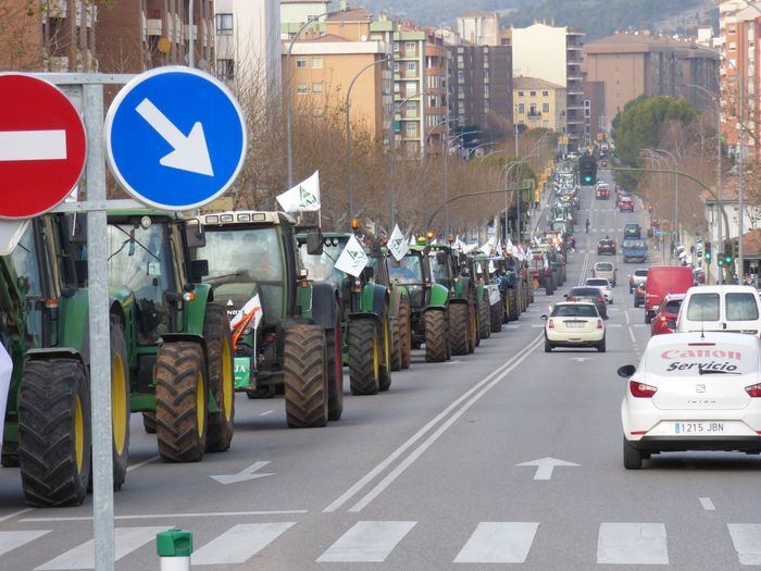 Unos 200 tractores y vehículos se movilizan por el futuro del campo en Cuenca