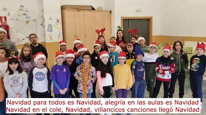 Los colegios públicos 'Isaac Albéniz y Ciudad Encantada' felicitan la navidad a modo de musical