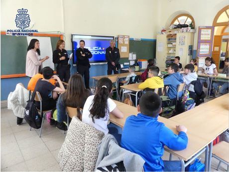 En un acto celebrado en el Colegio Público Ramón y Cajal, la Policía Nacional reconoce a varios alumnos por su colaboración y grado de participación ciudadana