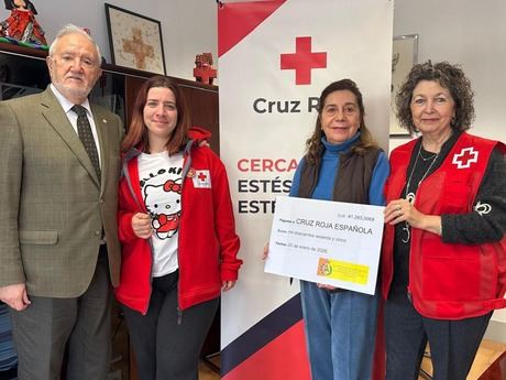 Representantes del COAATIE de Cuenca y de Cruz Roja Cuenca, durante el acto de apoyo al proyecto de inclusión social dirigido a niños y niñas en riesgo de exclusión en la provincia.