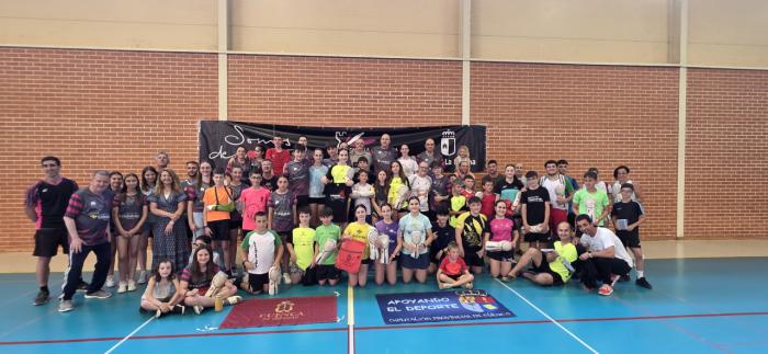 El XXVIII Memorial Samuel Ferrer de Bádminton reúne a 90 jugadores y un espíritu solidario en Cuenca