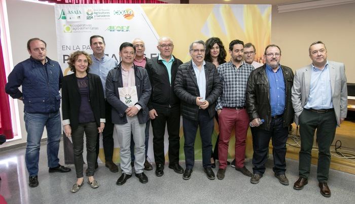 El sector cierra filas para conseguir una ayuda asociada al girasol, que evite pérdidas millonarias y un grave daño ambiental si desaparece el cultivo