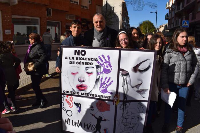 Más de 250 personas participan en la marcha contra la violencia de género