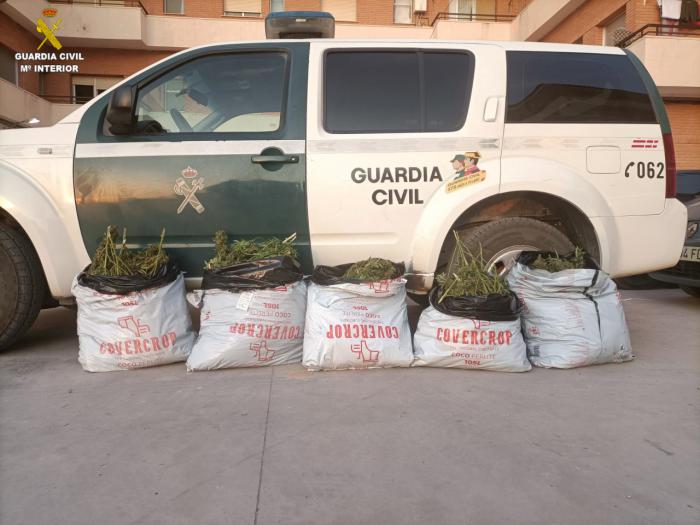 La Guardia Civil detiene a tres personas con 38 kilos de marihuana tras una persecución en la A-3