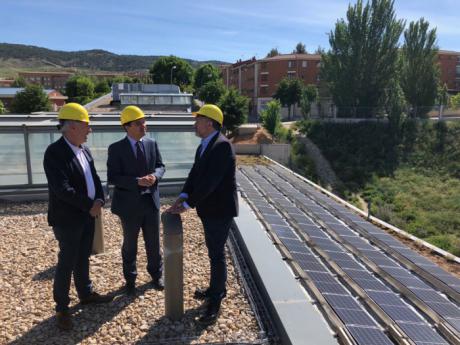 Martínez Arroyo visita la nueva instalación de placas fotovoltaicas para autoconsumo eléctrico en el edificio de Geacam en Cuenca