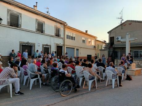 Éxito de la presentación de “Si no lo escribo, reviento” en Casas de Benítez: Senén Plaza emociona a su pueblo con una velada literaria cargada de raíces
